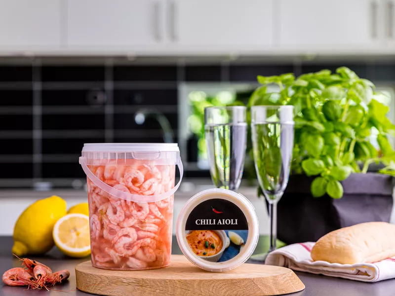 Plastsovseglas med tryk på både krukke og låg, perfekt til skaldyr eller sauce