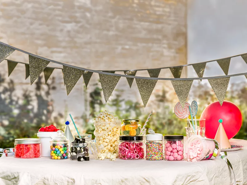 Plastglas med låg til snacks og diverse madvarer