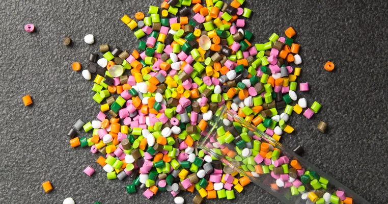 Plastgranulat i olika färger och material