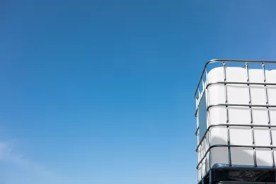 IBC container med blå himmel