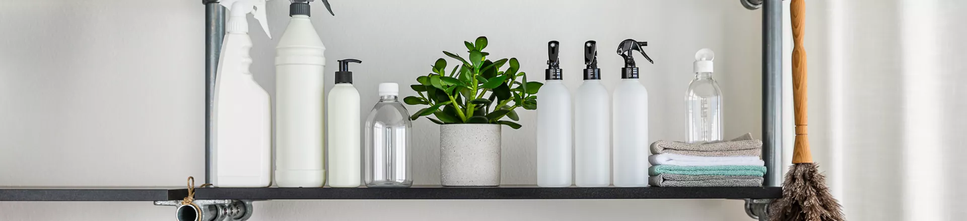 Plastförpackningar till städprodukter i olika materia, exempelvis återvunnen plast.