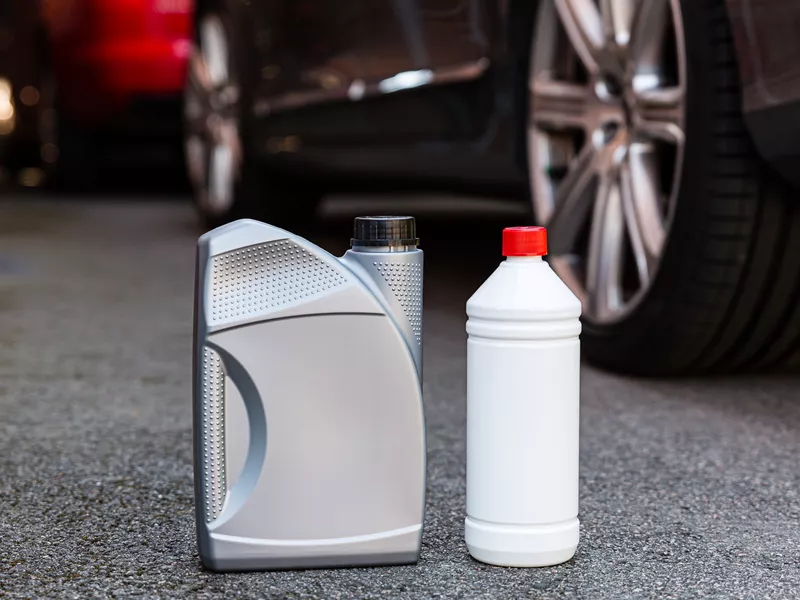 Plastdunk til motorolie og en PET-flaske til kemiske produkter