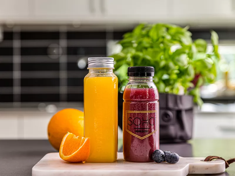 Smoothieflaske i PET, der er velegnet til både juice, smoothies og andre drikkevarer
