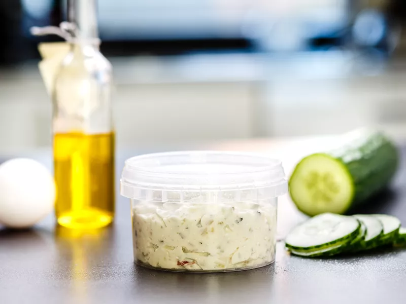 Salatglas i plastik til salater og røre
