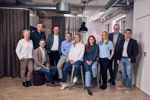Hero medium, Tara Pac Gruppbild