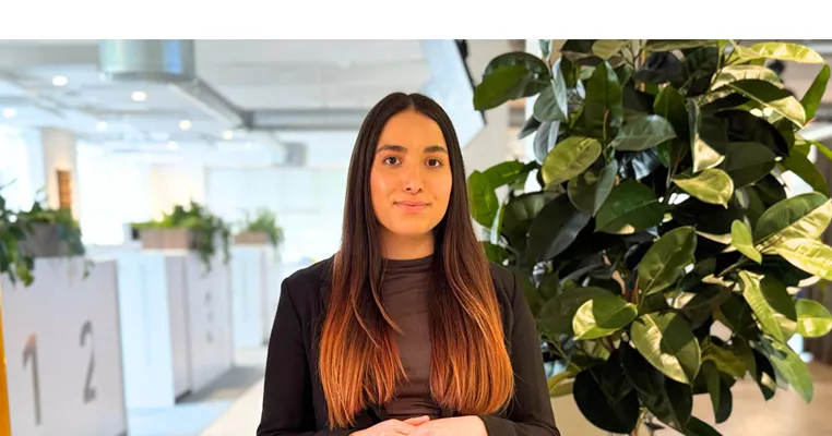 Liggande profilbild på Anna med neutral bakgrund
